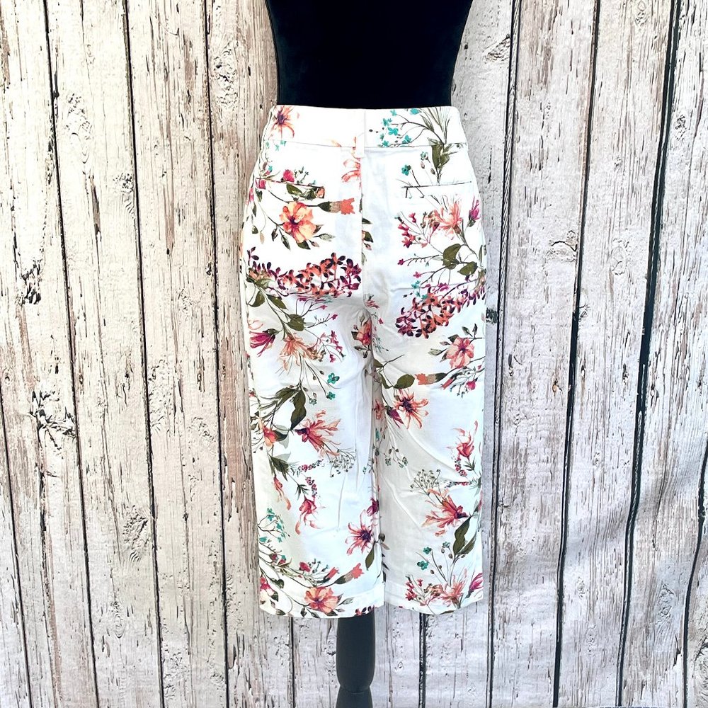 St. John's Bay Capri White and Multi-color Floral print Size 12 - Picture 2 of 3